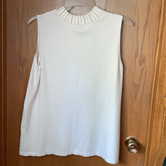 Sleeveless knit turtleneck type sweater with pearls around the neck - Picture 3 of 4